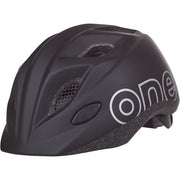 Kind fietshelm Bobike One Plus In-Mold met dial-systeem en verstelbare banden op een kinderlijke fietshelm.