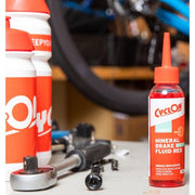 CyclOn mineral remvloeistof voor schijfremmen, 125 ml fles met remolie op de afbeelding