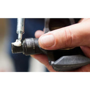CyclOn vetspuit voor 150 ml buis, handbediende smeerknijper met metalen spuitkop voor precisie smering.