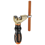 Icetoolz kettingpons 62B7 Pro Shop voor 1/2X3/16 kettingen, handgreep en metalen bekken zichtbaar op afbeelding