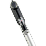 Aluminium minipomp van Icetoolz met T-handvat, geschikt voor hoge druk tot 8,2 bar, model 40A251, zichtbaar in de afbeelding.