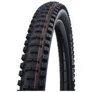 Zwarte Schwalbe Big Betty Super Trail MTB-vouwband 29 x 2.40" ligt en toont het profiel van het bandenpatroon.