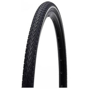 Zwarte Edge Edge Street stadsfiets buitenband 12 1/2 x 2 1/4 inch (62-203 mm) ligt op een witte achtergrond.