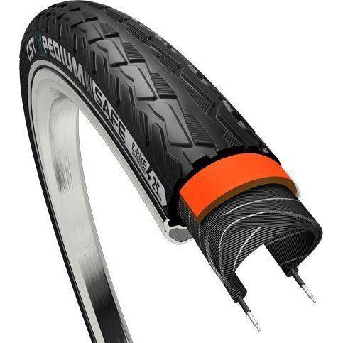 Zwarte CST Xpedium Safe 28 E-bike buitenband met reflectie, geschikt voor veilig rijden en zichtbaarheid.