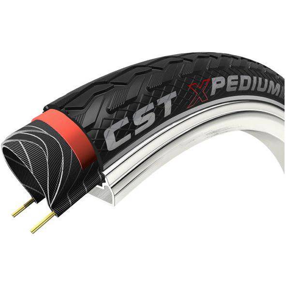 Zwarte CST Xpedium One 28' e-bike buitenband met reflectie, geschikt voor elektrische fietsen, zichtbaar op de afbeelding.