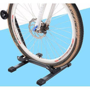 Zwarte Edge inklapbare achterwielstandaard voor presentatiestandaarden, zichtbaar met opengeklapte steun voor fietsen.