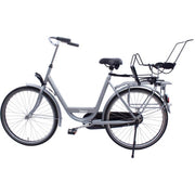 Steco baby-mee bagagedrageradapter in zwart, inklapbaar, geschikt voor fietsbagagedragers, zichtbaar geïnstalleerd op een fiets.