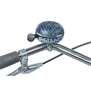 Basil Bohème fietsbel 80 mm Ding-Dong, ronde zwart metalen fietsbel met belletje, zichtbaar op de fiets.