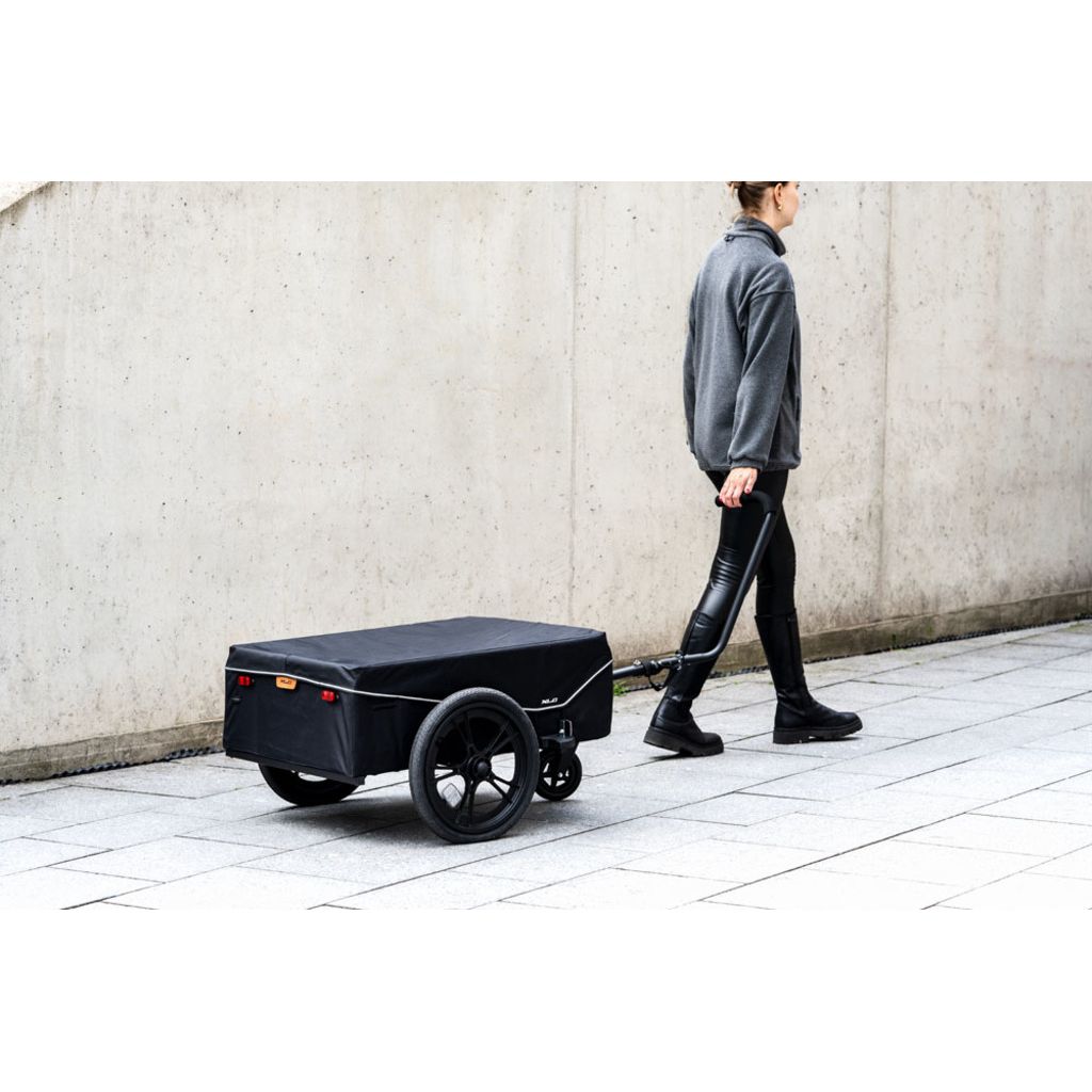 Zwarte XLC Cargo BS-C11 fietskar met 16 inch wielen, inklapbaar en geschikt voor transport van bagage of goederen.