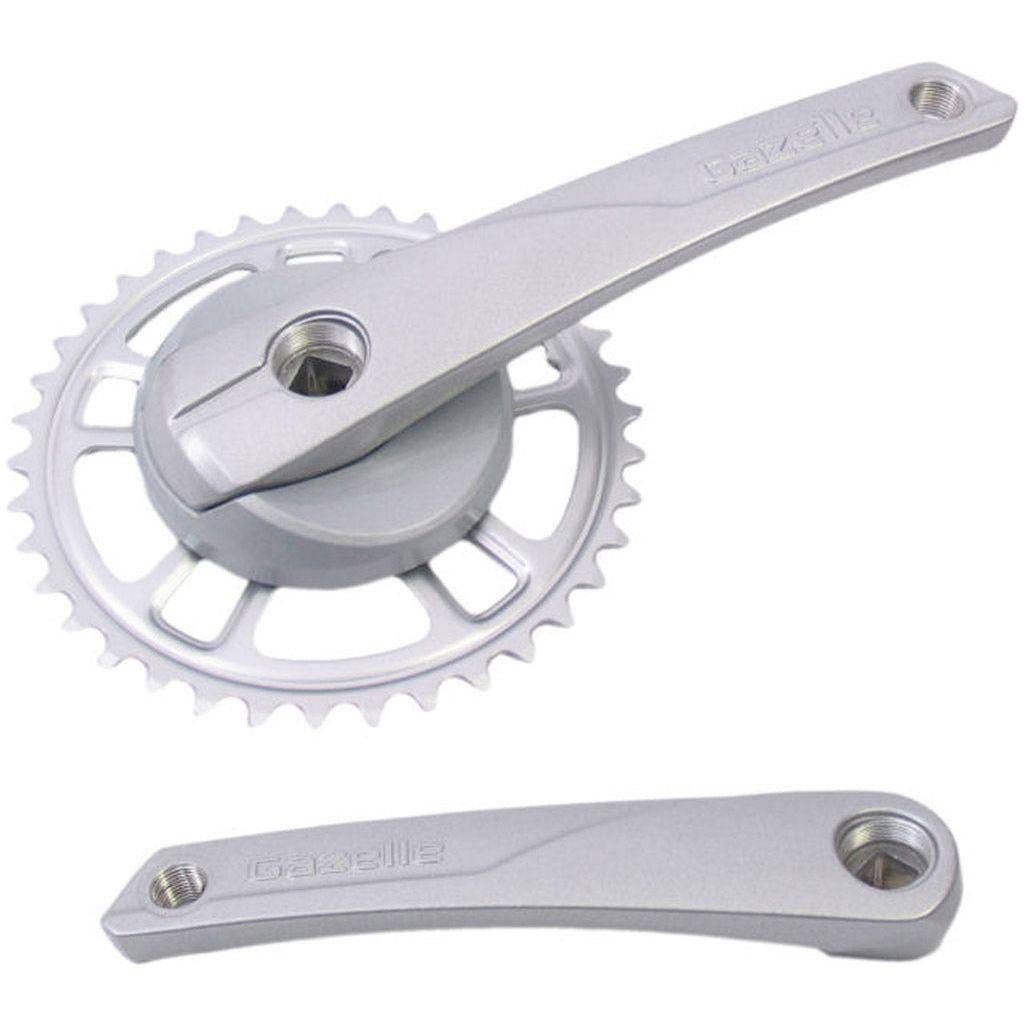 Zilveren Gazelle stadsfiets crankstel Strixvaria 38 tanden, zichtbaar met ketting en crankarm, op een witte achtergrond.