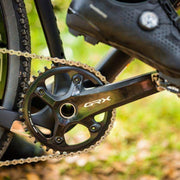 Shimano GRX FC-RX810 11-speed gravel crankstel met hollowtech ontwerp en dubbele kettingbladen, zichtbaar van voren.