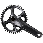 Shimano GRX FC-RX810 11-speed gravel crankstel met Hollowtech-bouw, zichtbaar met ketting en crankarm op een fietsstel.