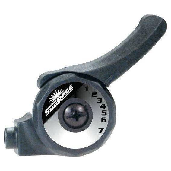 Sunrace SLm2T 7-speed duimversteller shifters voor fiets, zwart met ergonomisch ontwerp en 7 versnellingen.