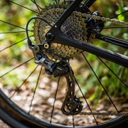 Shimano GRX RD-RX810 achterderailleur 11-speed met directe bevestiging en Shadow RD+ voor gravelbike, zichtbaar in beeld.