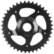 Zwart M-Wave kettingblad E-Bike Bosch-3, single speed 3/32, zichtbaar met tandwiel en ketting op een fietsonderdeel.