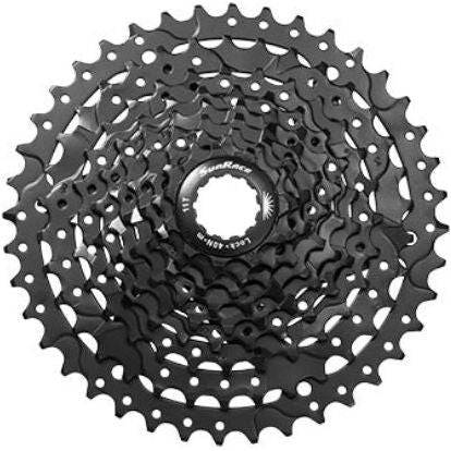 Zwarte Sunrace 9-speed cassette CSM980 met 11-40T tandwielen voor fiets, zichtbaar op de afbeelding.
