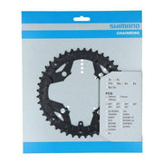 Shimano Acera FC-T3010 9-speed staal kettingblad voor kettingbeschermer, zichtbaar met tanden en bevestigingspunt in de afbeelding.