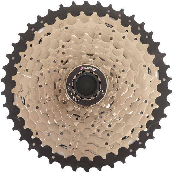 Edge Cs-M6010 10-speed cassette met nikkelplating en zwarte fosfatering, zichtbaar op de afbeelding.
