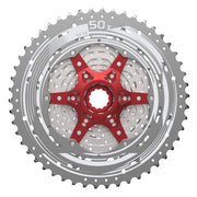 Zilveren Sunrace 11-speed cassette CSMX8 met rode accenten, geschikt voor racefietsen en mountainbikes, zichtbaar in de afbeelding.