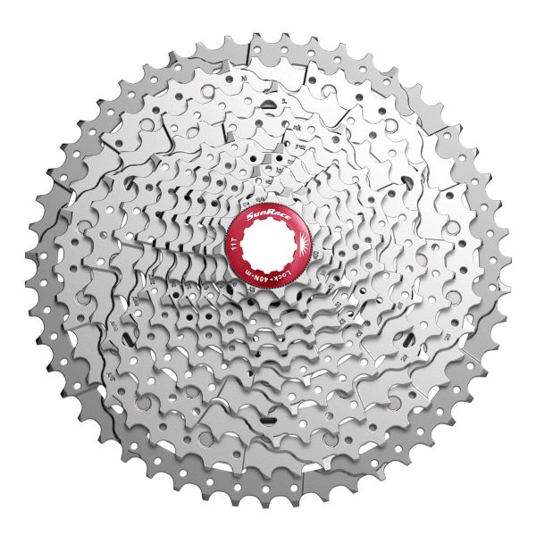 Sunrace CSMX8 11-speed cassette in zilver en rood voor snel schakelen en optimale prestaties op de fiets.