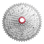 Sunrace CSMX8 11-speed cassette in zilver en rood voor snel schakelen en optimale prestaties op de fiets.