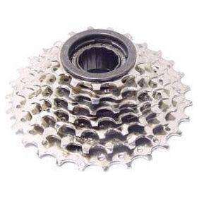 Sunrace freewheel 7-speed 13-28T in chroom, zichtbaar op de afbeelding met tandwielen en bevestigingsmechanisme.