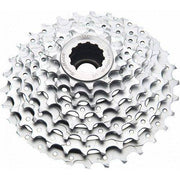 Zwarte Sunrace 8-speed cassette 11-32 voor racefietsen, zichtbaar op de afbeelding.