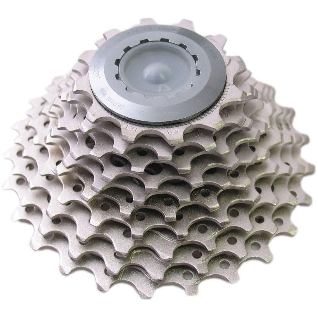Shimano Ultegra CS-6700 12-25 Tands 10-speed cassette op fietsketting en derailleur, zwart met metalen tanden