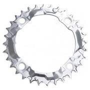 Shimano Alivio 32T kettingblad met 4 armen, geschikt voor 8-speed fietsen, in zilver kleur, zichtbaar in close-up.