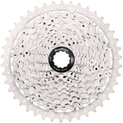Zwarte Sunrace 10-speed cassette Csms3 met metalen tanden en stevige constructie, geschikt voor racefietsen.