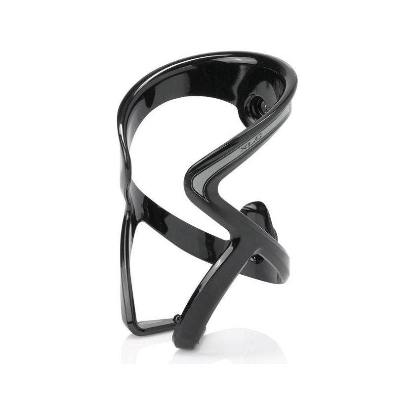 Zwarte kunststof XLC bidonhouder BC-K06, geschikt voor fietsbidons, bevestigd aan een fietsframe.