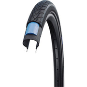 Zwarte Schwalbe 26-inch Marathon Plus SmartGuard E-bike buitenband met reflecterende zijwanden op een fietswiel.