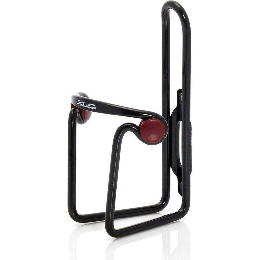 Zwarte XLC bidonhouder BC-A02 van aluminium met 6 mm bevestigingsbeugel, geschikt voor fietsaccessoires.