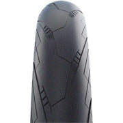 Schwalbe Super Moto Addix Green Raceguard buitenband voor stadsfietsen, dubbele bescherming en groene markering, op een fiets.