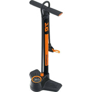 Zwarte SKS Airkompressor Compact 10.0 vloerpomp met staalconstructie en manometer voor het oppompen van banden.