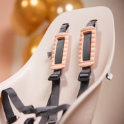 Urban Iki Sango Peach fietsstoeltje accessoire stylinget met kleurrijke details en verstelbare functies voor comfortabel zitten.