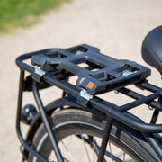 Urban Iki bevestigingsset voor achterzitje, geschikt voor fietsdragers, inclusief montageonderdelen en bevestigingsmateriaal.