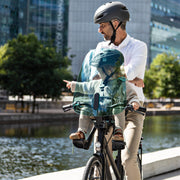 Urban Iki kinder fietshelm in kleurrijk design, met ventilatieopeningen en verstelbare band voor comfortabel en veilig fietsen.