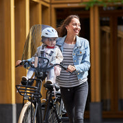 Kinderfietshelm van Urban Iki met verstelbare banden en ventilatiegaten, ontworpen voor jonge fietsers voor optimale veiligheid.