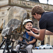 Urban Iki kinder fietshelm in kleurrijk ontwerp, met verstelbare riem en ventilatieopeningen voor veilig en comfortabel fietsen.
