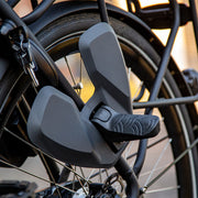 Urban Iki junior voetsteun inklapbaar zwart voor fietsstoeltjes, gemakkelijk verstelbaar en compact voor veilig kinderfietsen.