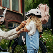 Urban Iki kinder fietshelm in kleurrijk ontwerp, verstelbare straps en ventilatiegaten voor veilig en comfortabel fietsen.
