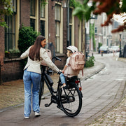 Urban Iki kinder fietshelm in kleurrijk ontwerp, verstelbare band en ventilatieopeningen voor veilig en comfortabel fietsen.