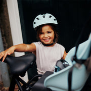 Kinderfietshelm van Urban Iki met verstelbare banden en ventilatiegaten, ontworpen voor veilig en comfortabel fietsen.