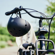 Urban Iki kinderfietshelm in maat M, lichte en veilige fietshelm met ventilatie voor kinderen, zwart met kleurrijke details