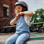 Urban Iki kinderfietshelm in maat M, lichtgewicht en veilig met verstelbare bandjes en ventilatiegaten.