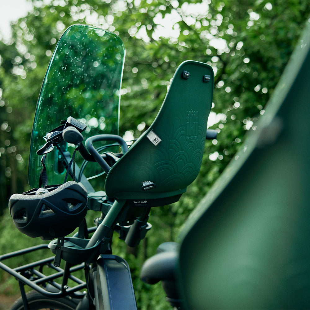 Urban Iki Ta-ke BIO fietsstoeltje voor kinderfiets met veiligheidsriem en comfortabele zitting, geschikt voor jonge kinderen.