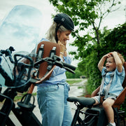 Urban Iki Ta-ke BIO fietsstoeltje voor kinderen met verstelbare beugel en comfortabel zitvlak, geschikt voor veilige fietstochten.