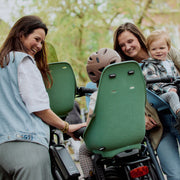 Urban Iki achterzitje Ta-ke Easyfix voor fiets, bevestigd op achterdrager, zwart met veiligheidsriem en verstelbare functies.