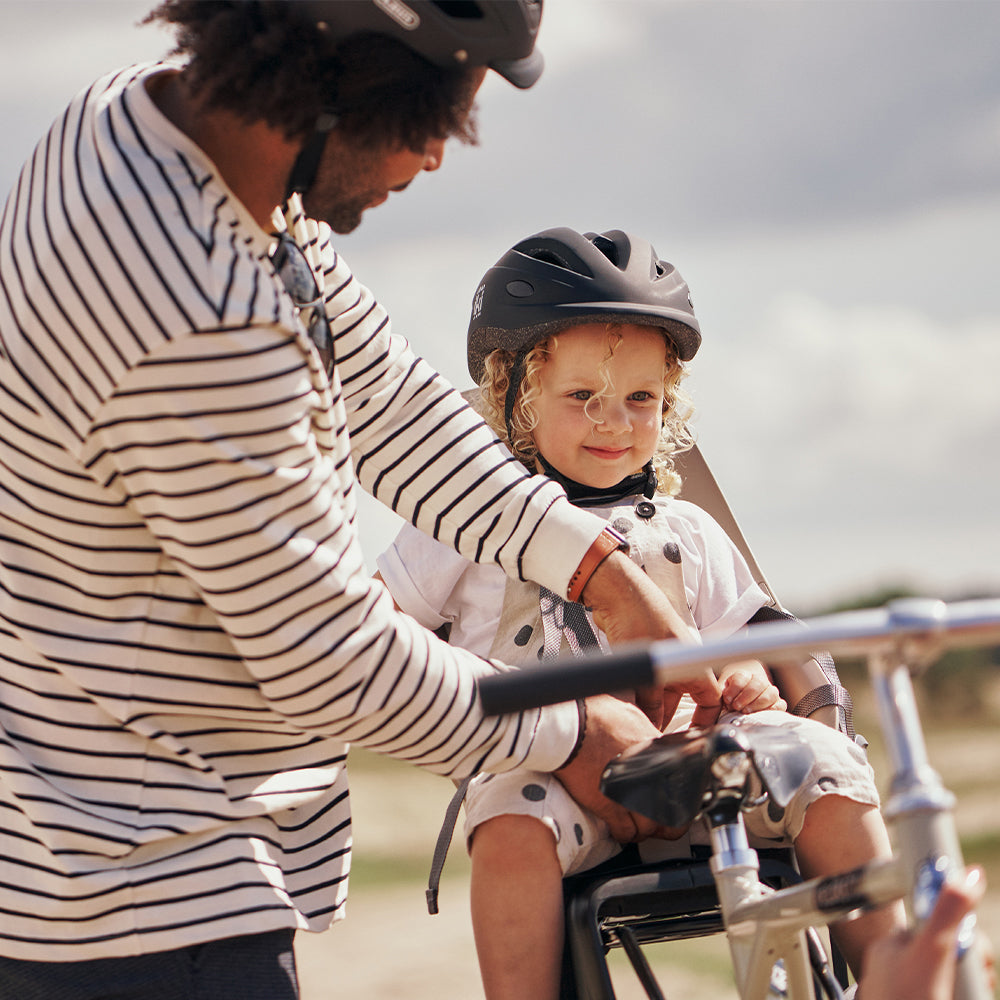 Urban Iki achterzitje Ta-ke Easyfix voor fietsen, comfortabel en veilig fietsstoeltje voor kinderen, bevestigd op de achterdrager.